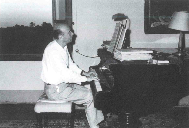 H.-J. Staude al pianoforte nella sua casa in Via delle Campora. (Anni Cinquanta) 