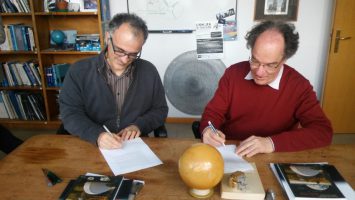 Fig. 15: Filippo Mannucci e Jacopo Staude firmano l’accordo di comodato per il pianoforte di Einstein [Paolo Tozzi]