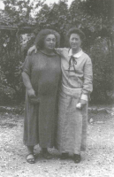Fig. 9: Maja Einstein con Elsa Staude. (Circa 1933)
